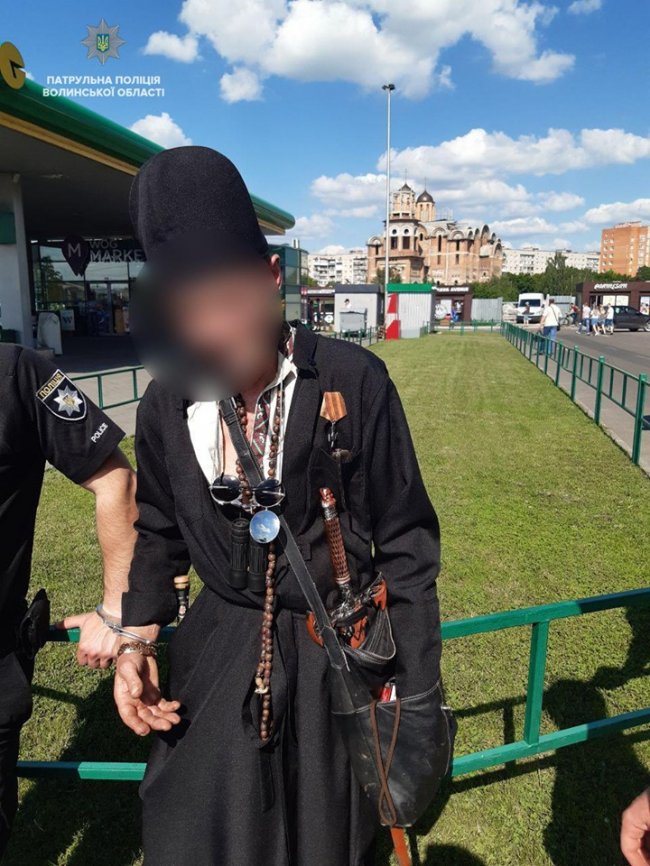 Пістолет і георгіївська стрічка: у Луцьку затримали підозрілого чоловіка. ФОТО