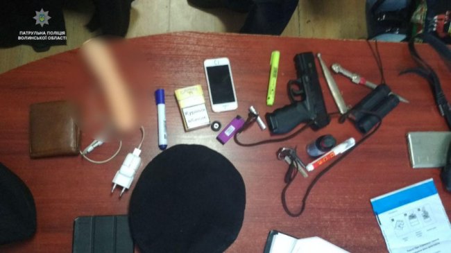 Пістолет і георгіївська стрічка: у Луцьку затримали підозрілого чоловіка. ФОТО