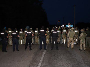 Волинські прикордонники не пропустили пів сотні хасидів, які намагалися прорватися в Україну. ВІДЕО. ФОТО
