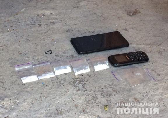 У Луцьку посеред вулиці затримали торговця  наркотиками. ФОТО