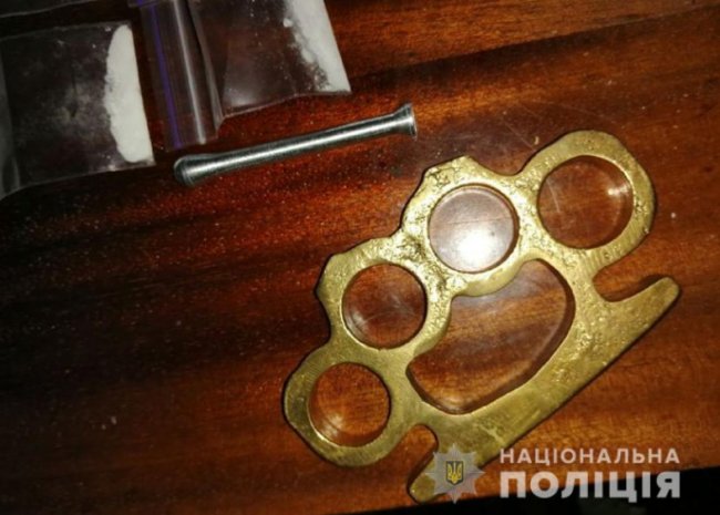 У Луцьку посеред вулиці затримали торговця  наркотиками. ФОТО