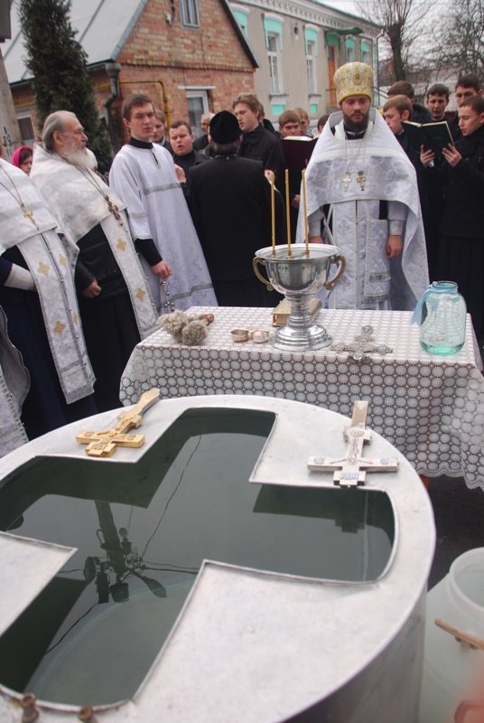 У луцькій церкві святять воду. ФОТО