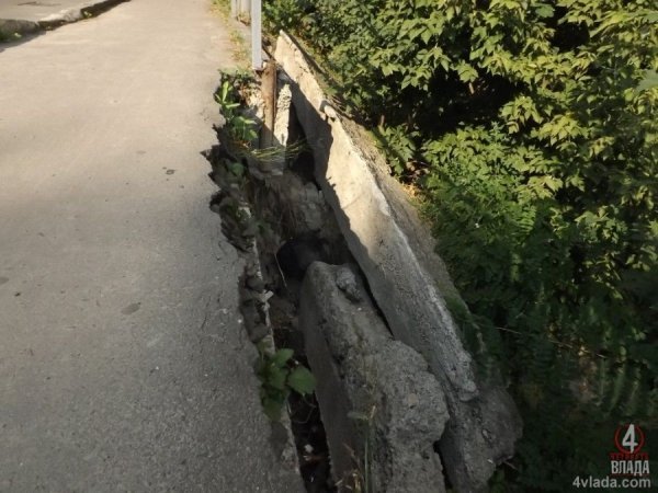 У центрі Луцька розвалюється міст. ФОТО