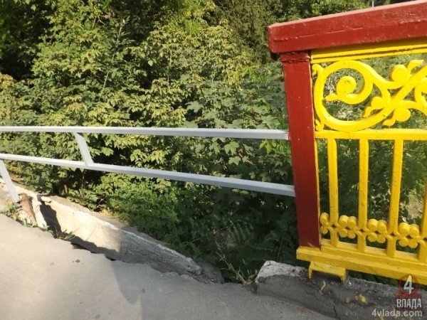 У центрі Луцька розвалюється міст. ФОТО