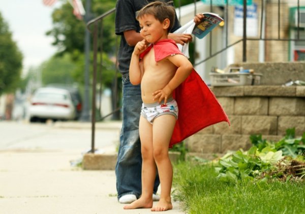 Хлопчик думає про те, як допомогти мамі озеленити дім (Бартон, США)