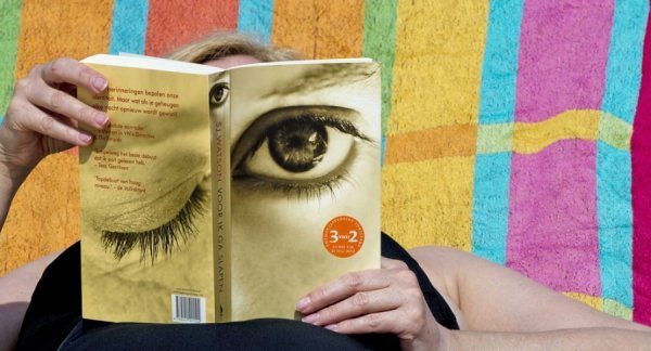 Жінка читає книгу і відпочиває на пляжі (Схевенінген,Нідерланди )