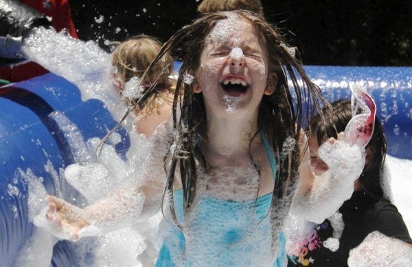 Лі Баркек сміється, граючись в бульбашках в таборі Центр відпочинку Woodlands (Техас, США)