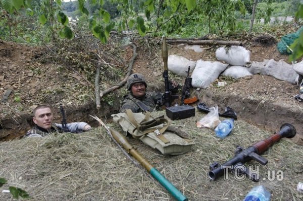 Терористи розташувались в окопах та сховали БМП у хащах. ФОТО