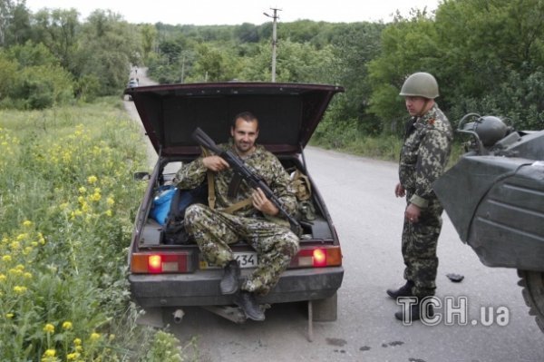 Терористи розташувались в окопах та сховали БМП у хащах. ФОТО