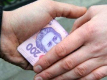 Волинянин намагався всунути 5000 гривень хабара поліцейському