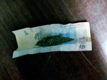 У луцькому парку нацгвардійці затримали хлопця з наркотиками