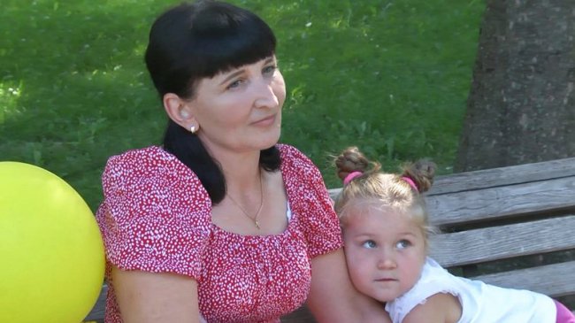 Волинянка Світлана з онучкою. 