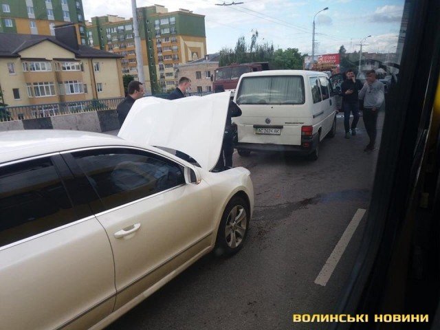 У Луцьку на мосту зіткнулися 4 автомобілі: рух – ускладнений. ФОТО 