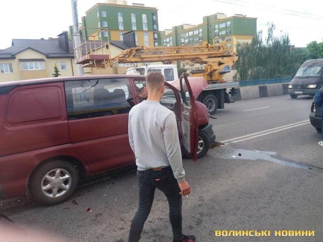 У Луцьку на мосту зіткнулися 4 автомобілі: рух – ускладнений. ФОТО 