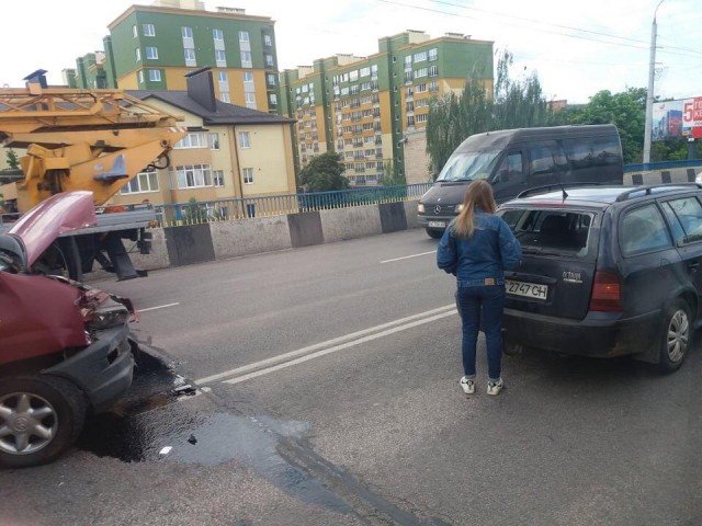 У Луцьку на мосту зіткнулися 4 автомобілі: рух – ускладнений. ФОТО 