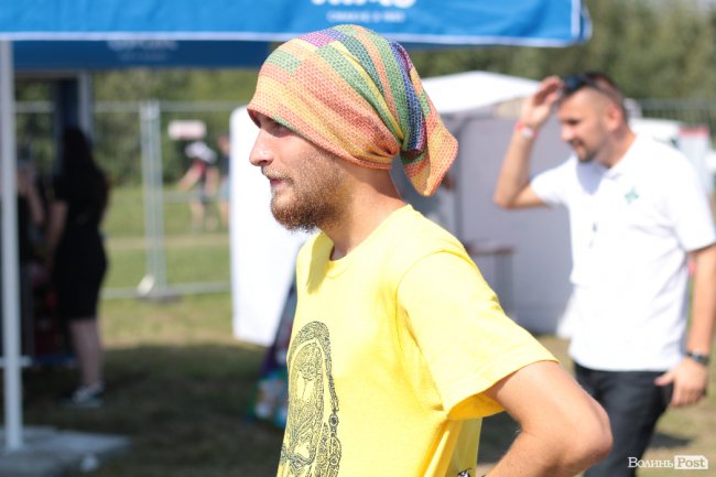 Рожеве волосся і чоловіки у спідницях: яскраві люди на «Бандерштаті». ФОТО 