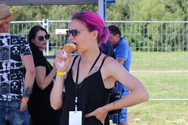 Рожеве волосся і чоловіки у спідницях: яскраві люди на «Бандерштаті». ФОТО 