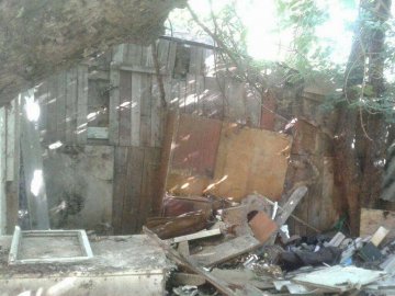 Муніципали прибрали «страшні сараї» в Луцьку. ФОТО