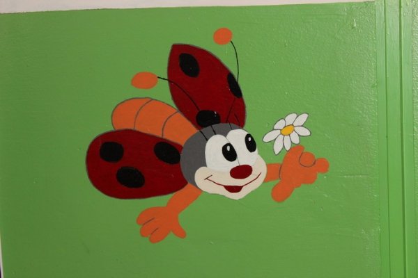 Мешканці одного з луцьких будинків перетворили свій під'їзд у казку. ФОТО