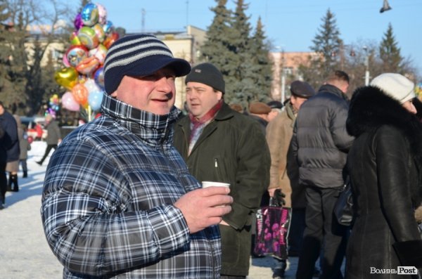 На «Різдві у Луцьку» вогнем з Віфлеєму підпалили майже 2-метрову свічку. ФОТО