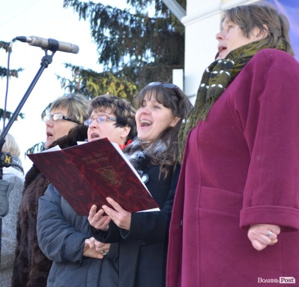 На «Різдві у Луцьку» вогнем з Віфлеєму підпалили майже 2-метрову свічку. ФОТО