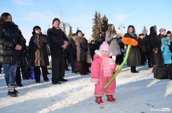 На «Різдві у Луцьку» вогнем з Віфлеєму підпалили майже 2-метрову свічку. ФОТО