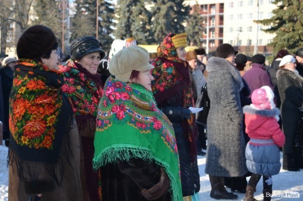 На «Різдві у Луцьку» вогнем з Віфлеєму підпалили майже 2-метрову свічку. ФОТО
