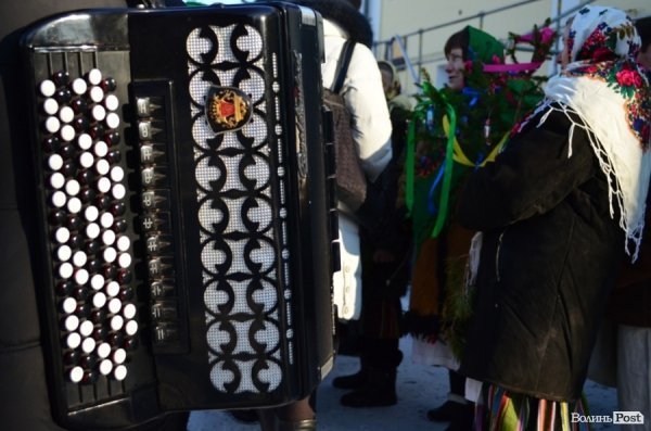 На «Різдві у Луцьку» вогнем з Віфлеєму підпалили майже 2-метрову свічку. ФОТО