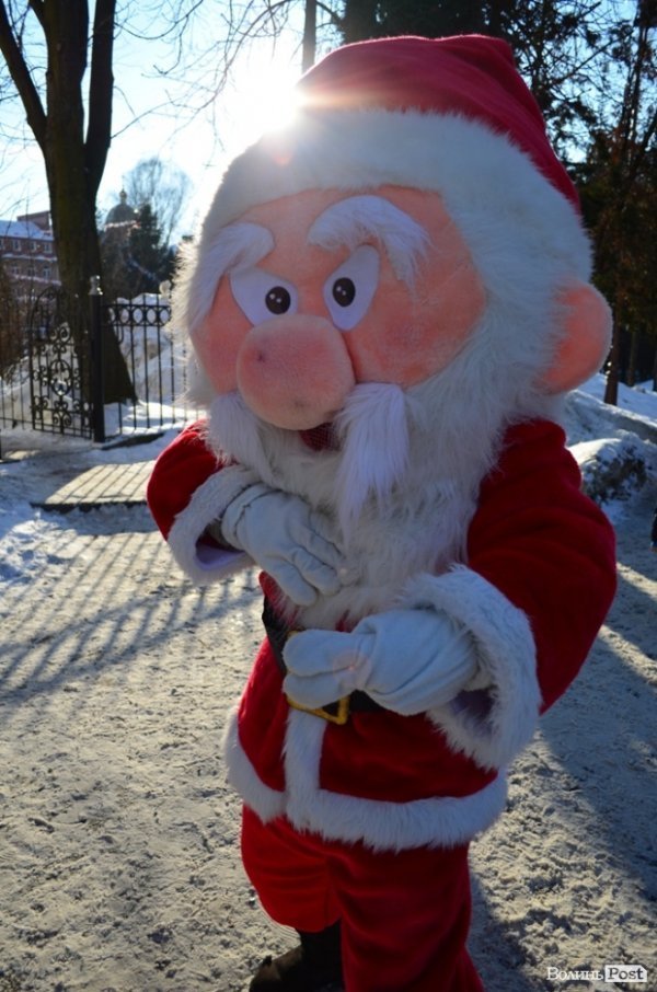 На «Різдві у Луцьку» вогнем з Віфлеєму підпалили майже 2-метрову свічку. ФОТО