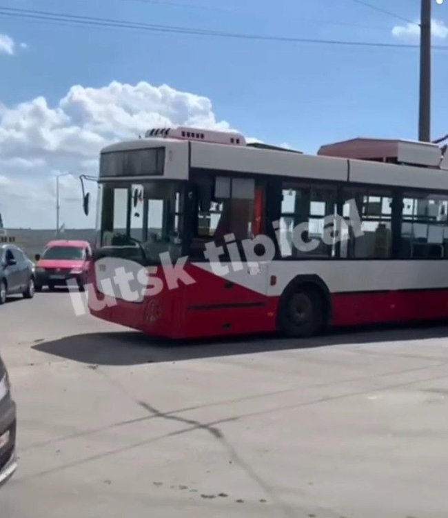 У Луцьку - аварія  за участі тролейбуса та двох автівок