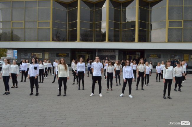 У Луцьку молоді вчителі влаштували запальні танці в центрі міста. ФОТО
