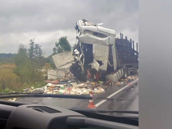 Лобове зіткнення двох вантажівок на Волині: водіїв госпіталізували