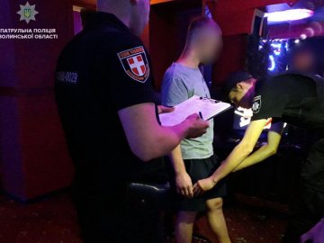 У Луцьку вночі у двох інтернет-закладах зловили чоловіків з наркотиками