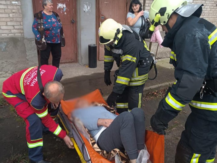 У Луцьку із зачиненої квартири визволили чоловіка, який потребував медичної допомоги 