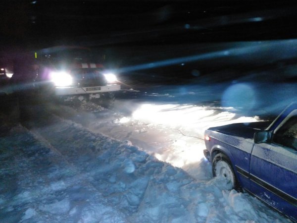 Швидку із хворою дитиною до лікарні буксирували рятувальники