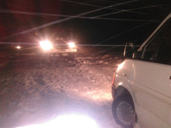 Швидку із хворою дитиною до лікарні буксирували рятувальники