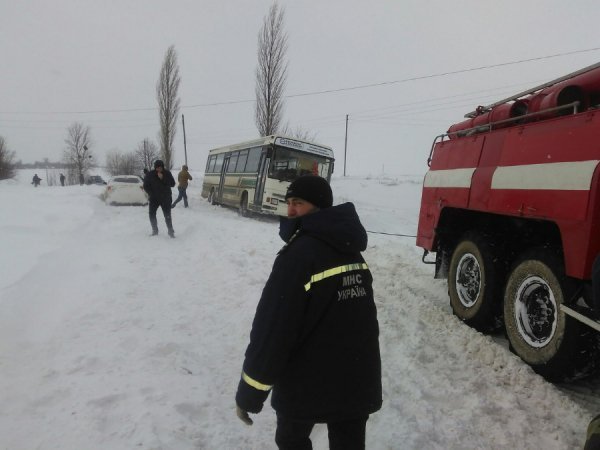 Швидку із хворою дитиною до лікарні буксирували рятувальники