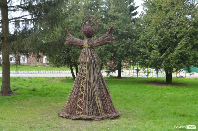 У луцькому парку «оселилися» велетенська риба, кінь і мавки. ФОТО