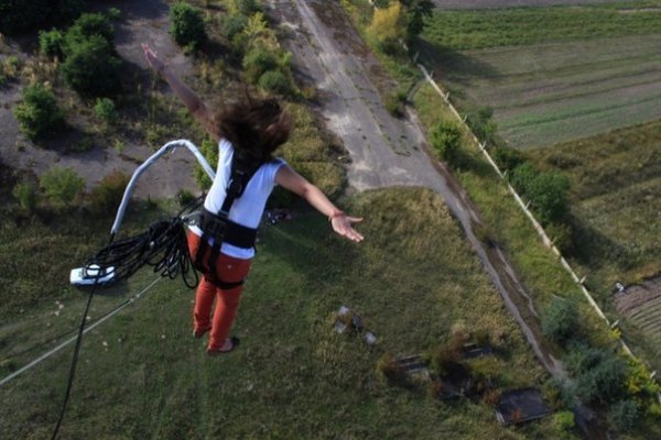 Як у Луцьку стрибали з труби заввишки понад 50 метрів у вишиванках. ФОТО. ВІДЕО