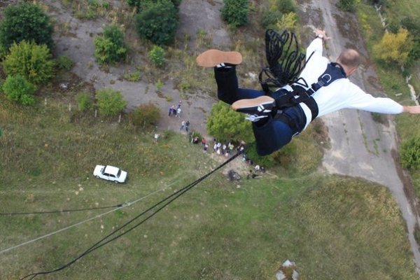 Як у Луцьку стрибали з труби заввишки понад 50 метрів у вишиванках. ФОТО. ВІДЕО