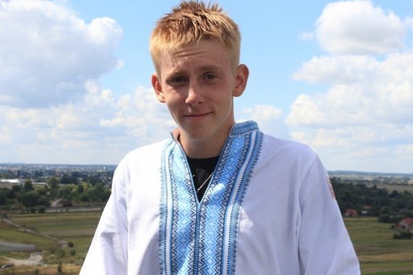 Як у Луцьку стрибали з труби заввишки понад 50 метрів у вишиванках. ФОТО. ВІДЕО