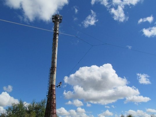 Як у Луцьку стрибали з труби заввишки понад 50 метрів у вишиванках. ФОТО. ВІДЕО