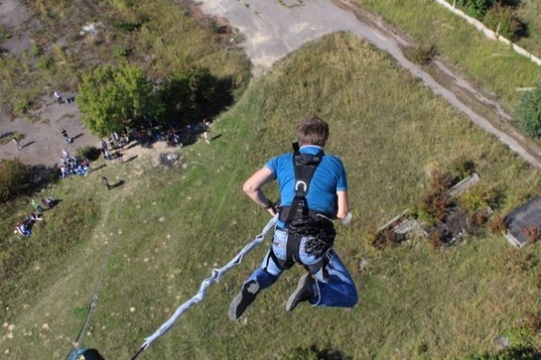 Як у Луцьку стрибали з труби заввишки понад 50 метрів у вишиванках. ФОТО. ВІДЕО