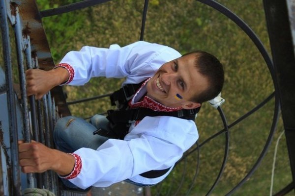 Як у Луцьку стрибали з труби заввишки понад 50 метрів у вишиванках. ФОТО. ВІДЕО