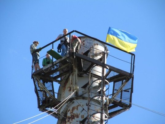 Як у Луцьку стрибали з труби заввишки понад 50 метрів у вишиванках. ФОТО. ВІДЕО