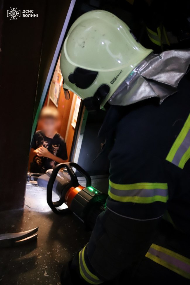 У Луцьку 11-річний хлопчик застряг у ліфті між поверхами