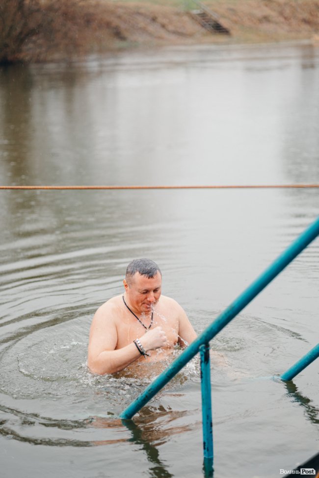 Водохреще у Луцьку: освячення води в річці Стир та занурення лучан. ФОТОРЕПОРТАЖ