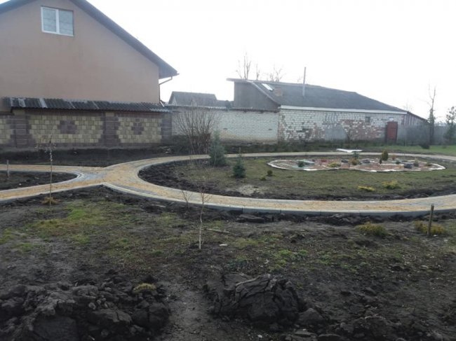 У селі під Луцьком біля поселення ченців облаштували сквер