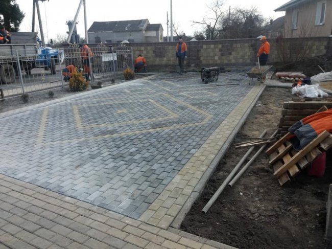 У селі під Луцьком біля поселення ченців облаштували сквер