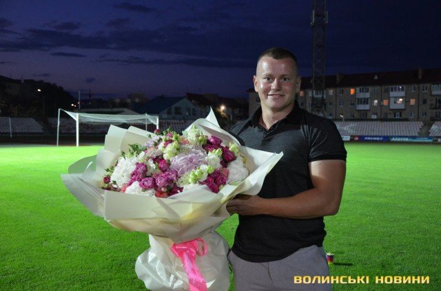 У Луцьку на стадіоні хлопець романтично освідчився коханій. ФОТО